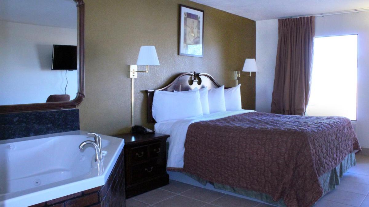 Royal Inn & Suites - image 4