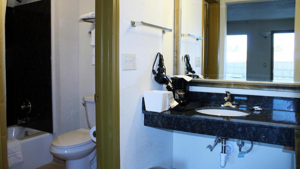 Royal Inn & Suites - image 5