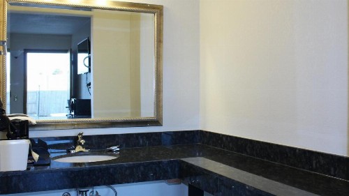 Royal Inn & Suites - image 7