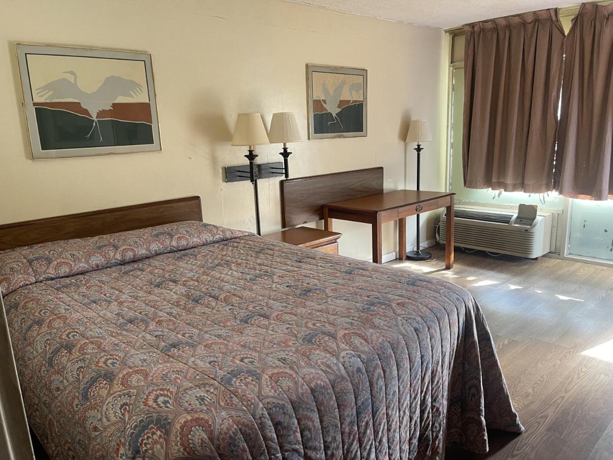 Tyler Inn & Suites - image 7