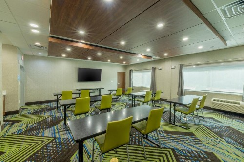 Holiday Inn Express and Suites Lindale - image 27