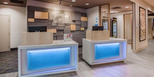 Holiday Inn Express and Suites Lindale - image 3