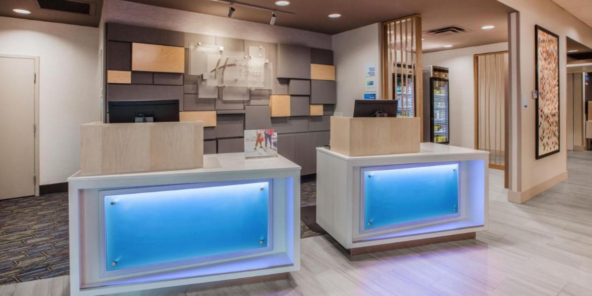 Holiday Inn Express and Suites Lindale - image 3