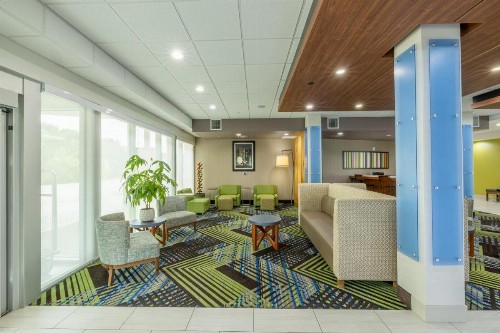 Holiday Inn Express and Suites Lindale - image 29