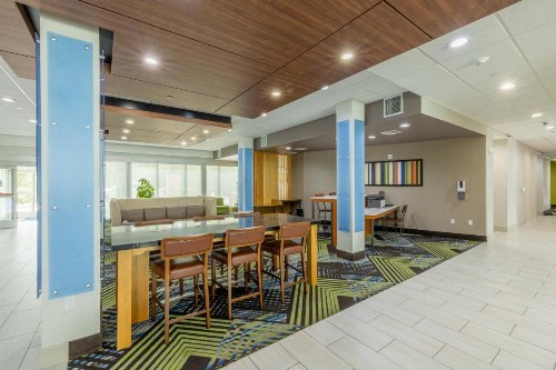 Holiday Inn Express and Suites Lindale - image 31