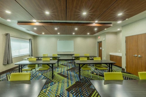 Holiday Inn Express and Suites Lindale - image 33