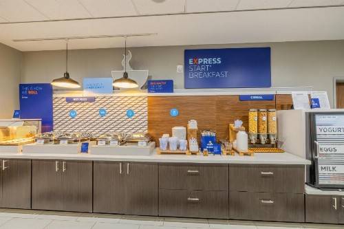 Holiday Inn Express and Suites Lindale - image 36