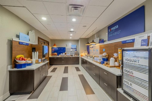 Holiday Inn Express and Suites Lindale - image 38