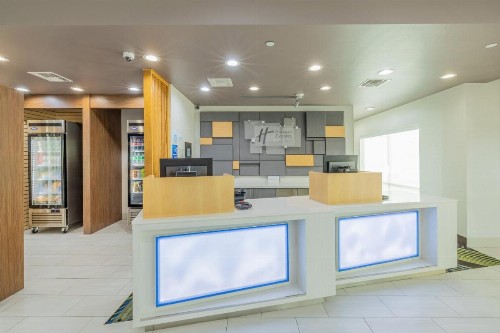 Holiday Inn Express and Suites Lindale - image 40