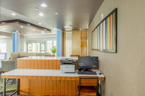 Holiday Inn Express and Suites Lindale - image 41