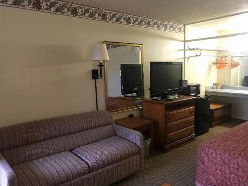Tyler Inn & Suites