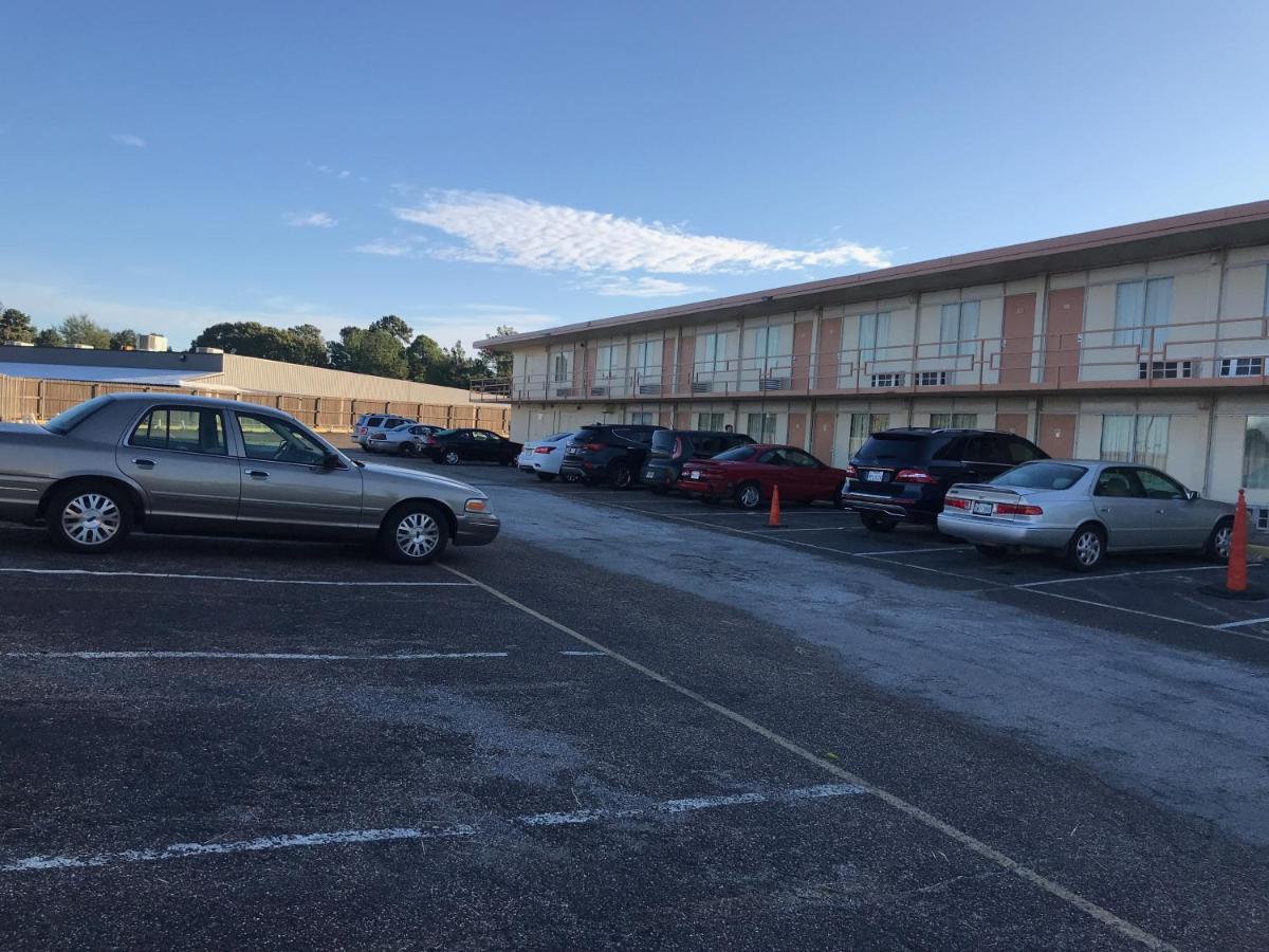 Tyler Inn & Suites - image 3