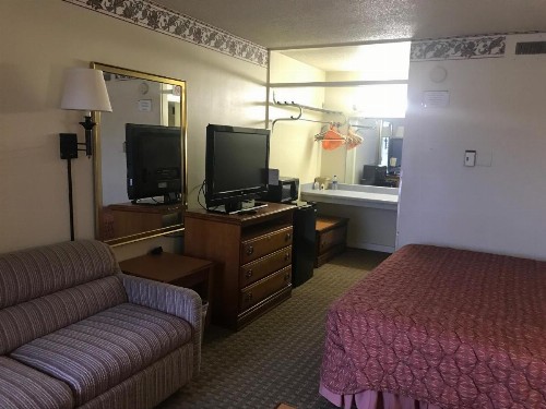 Tyler Inn & Suites - image 5