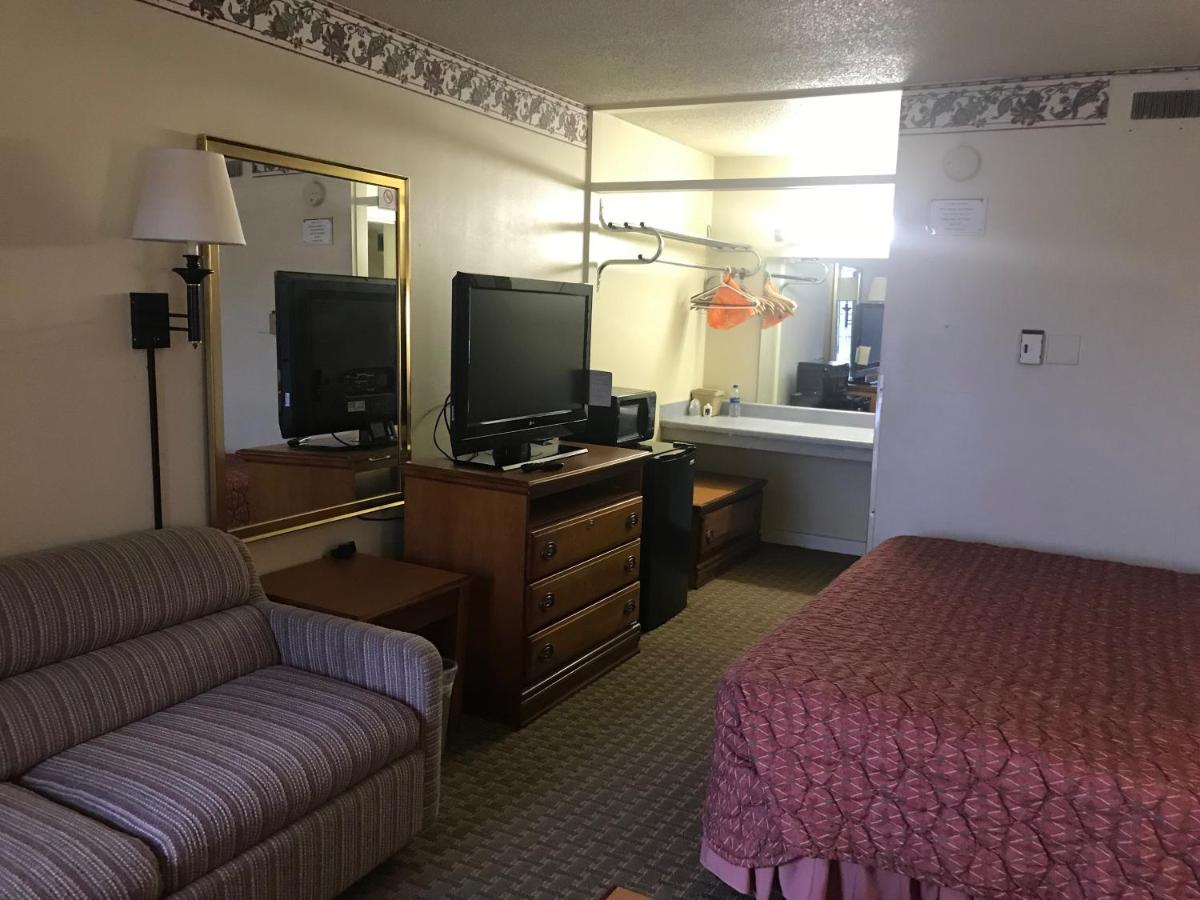 Tyler Inn & Suites - image 5