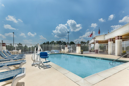 DAYS INN AND SUITES