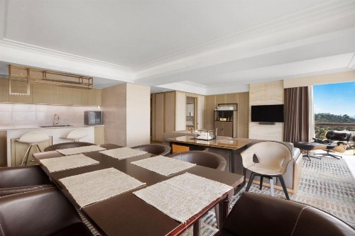 Sheraton Universal - image 19
