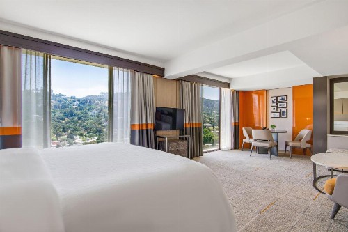 Sheraton Universal - image 21