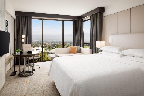 Sheraton Universal - image 24