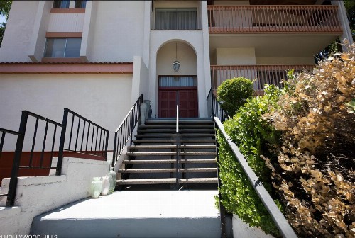 Mini Mansion in Hollywood Hills - image 1