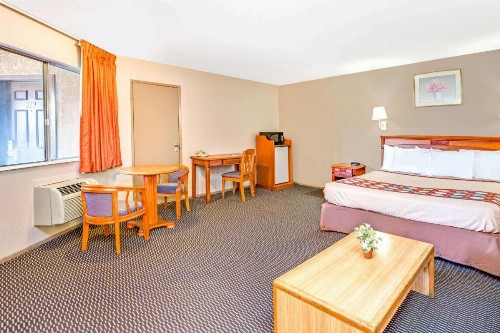 Super 8 by Wyndham Upland Ontario CA - image 12