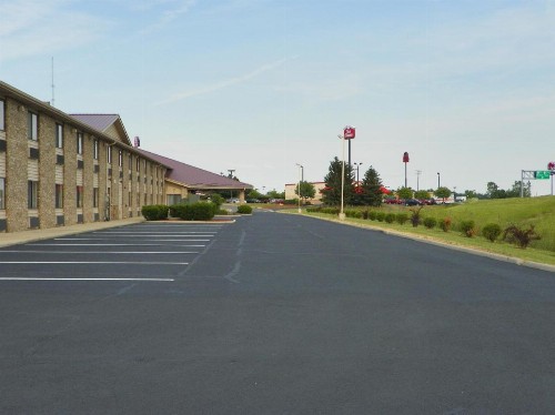 Royalton Inn & Suites Upper Sandusky - image 2