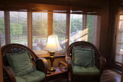 Altland House Inn & Suites - image 15