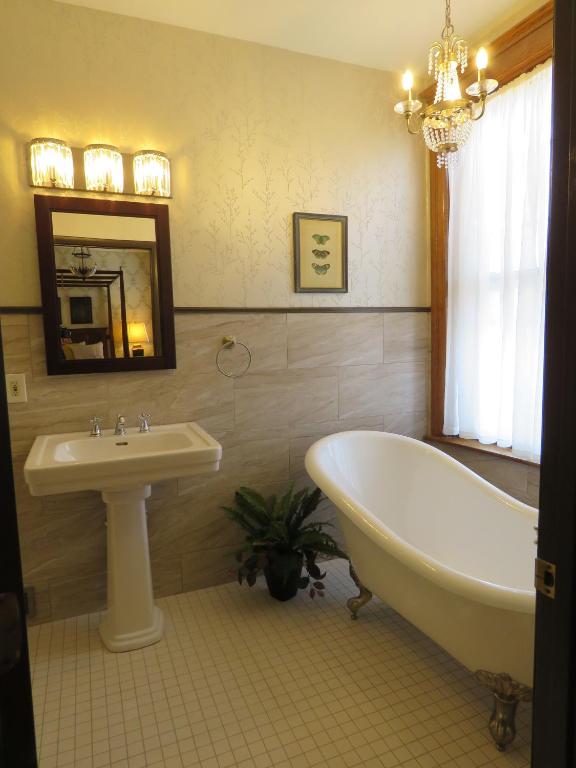 Altland House Inn & Suites - image 5