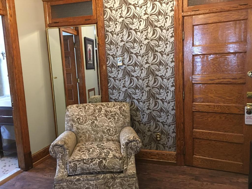 Altland House Inn & Suites - image 7