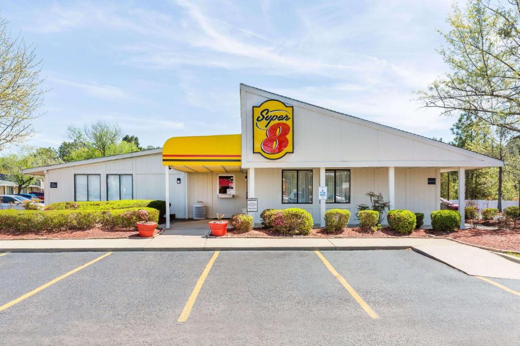 Super 8 by Wyndham Aberdeen Southern Pines - main image