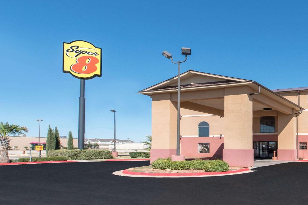 Super 8 by Wyndham Abilene South - main image