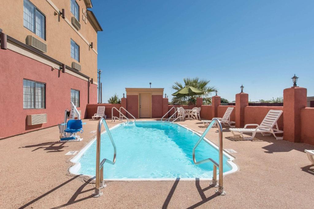 Super 8 by Wyndham Abilene South - image 2