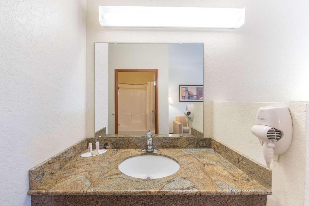 Super 8 by Wyndham Abilene South - image 5