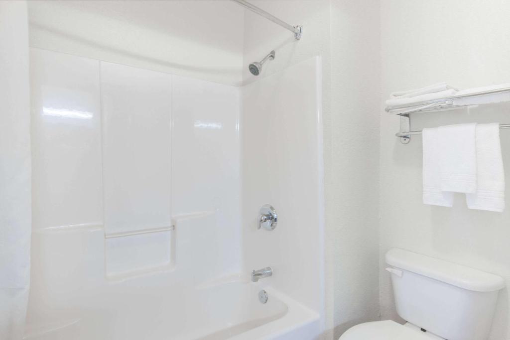 Super 8 by Wyndham Abilene South - image 7