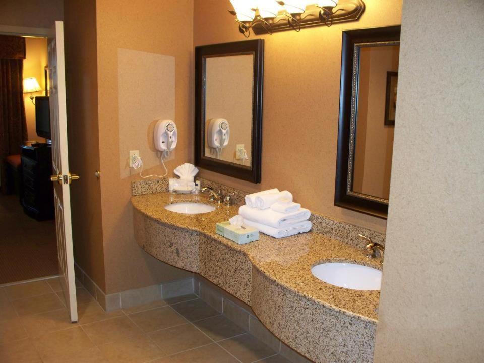 Big Country Hotel & Suites - image 4