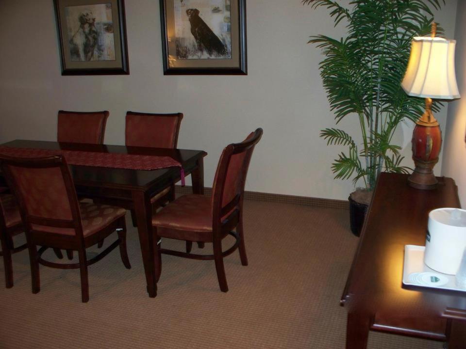 Big Country Hotel & Suites - image 6
