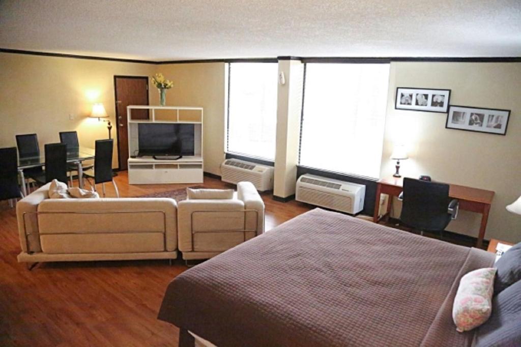The Inn and Suites at 34 Fifty - image 4