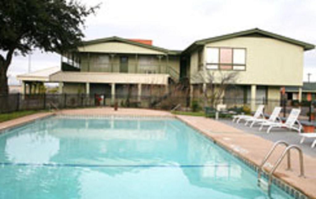 Econo Lodge Inn & Suites - main image