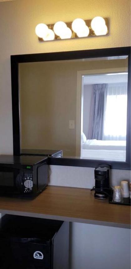Econo Lodge Inn & Suites - image 13