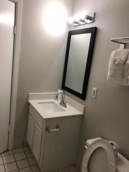 Econo Lodge Inn & Suites - image 14