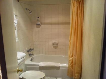 Econo Lodge Inn & Suites - image 3