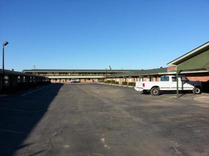 Econo Lodge Inn & Suites - image 4