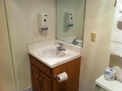 Econo Lodge Inn & Suites - image 6