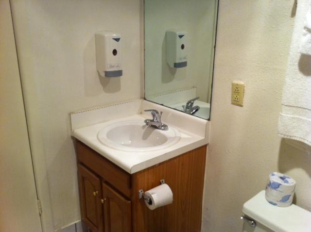 Econo Lodge Inn & Suites - image 6