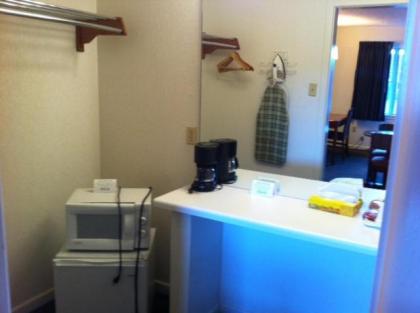 Econo Lodge Inn & Suites - image 7