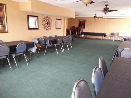 Econo Lodge Inn & Suites - image 9
