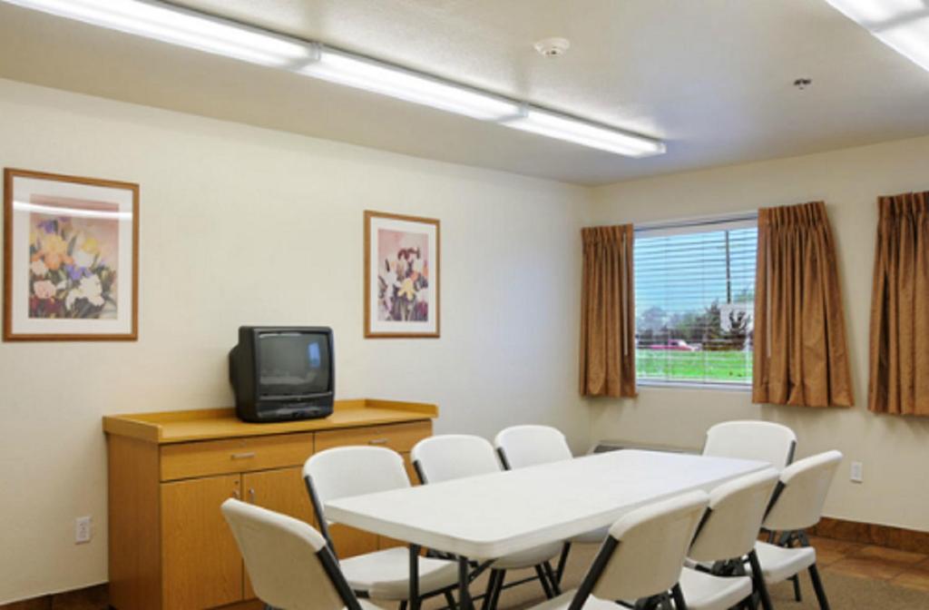 Americas Best Value Inn and Suites Ada - image 5