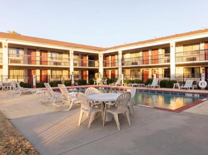 OYO Hotel Adairsville Hwy 140 - image 12