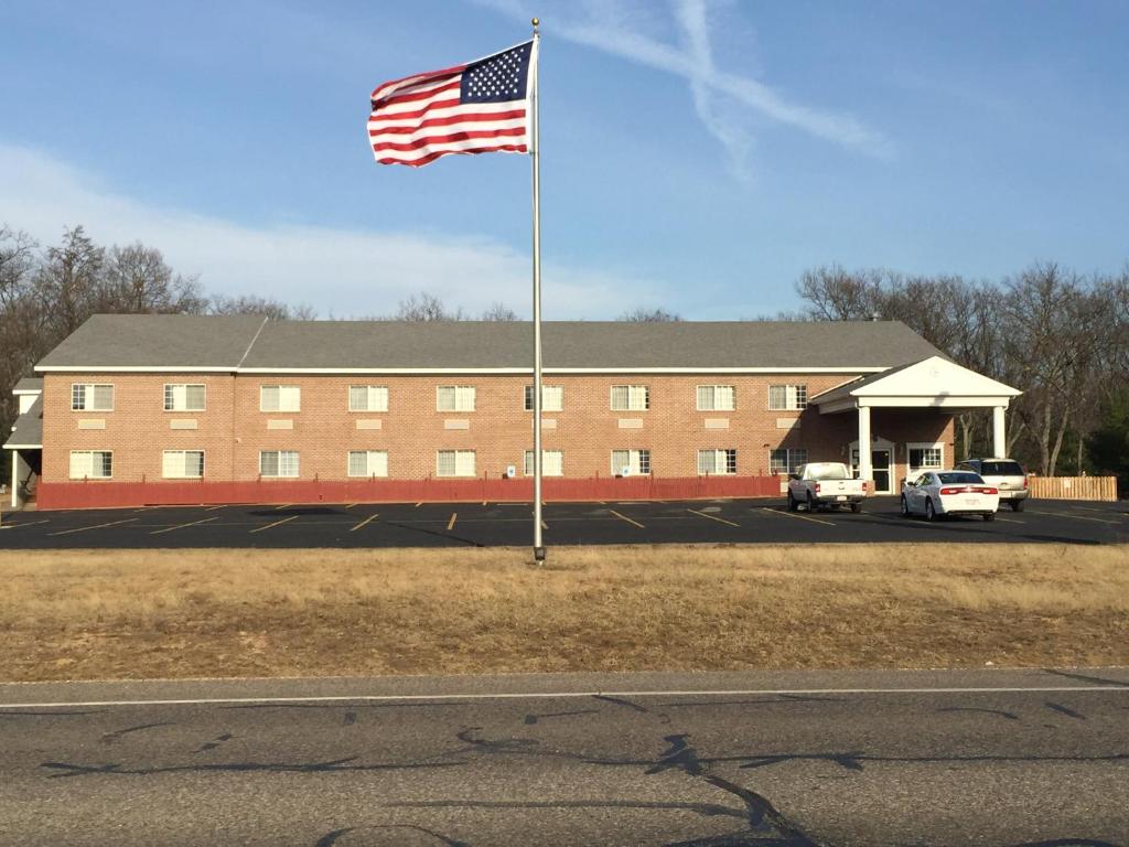 Adams Inn and Suites - image 2