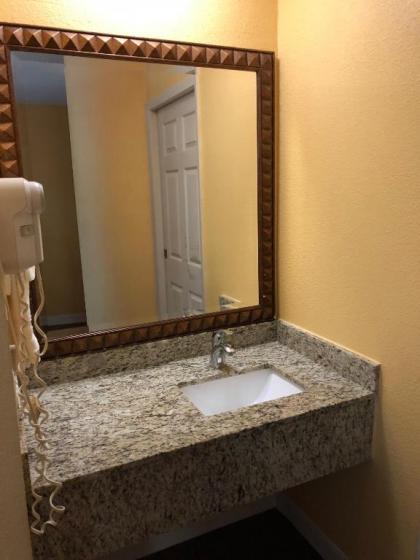 Americas Best Value Inn - Addison/Dallas