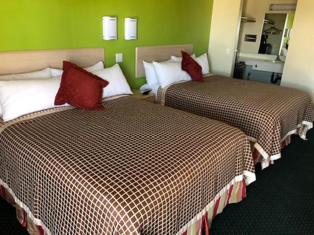 California Inn Hotel and Suites Adelanto US 395 - image 2